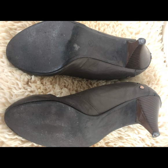 Taupe grey buttons Studded kitten heels pumps - Picture 5 of 6